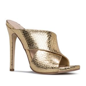 JustFab Go͏l͏d Metallic Sandals